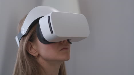 Porträt-Einer-Frau-Mit-Am-Kopf-Montiertem-Display,-Weibliche-Benutzerin-Schaut-Sich-In-Der-Wohnung-Um,-Nahaufnahme-Der-Virtual-Reality-Technologie-Im-Gesicht